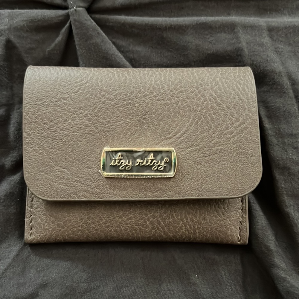 NWOT Itzy Ritzy Card Wallet